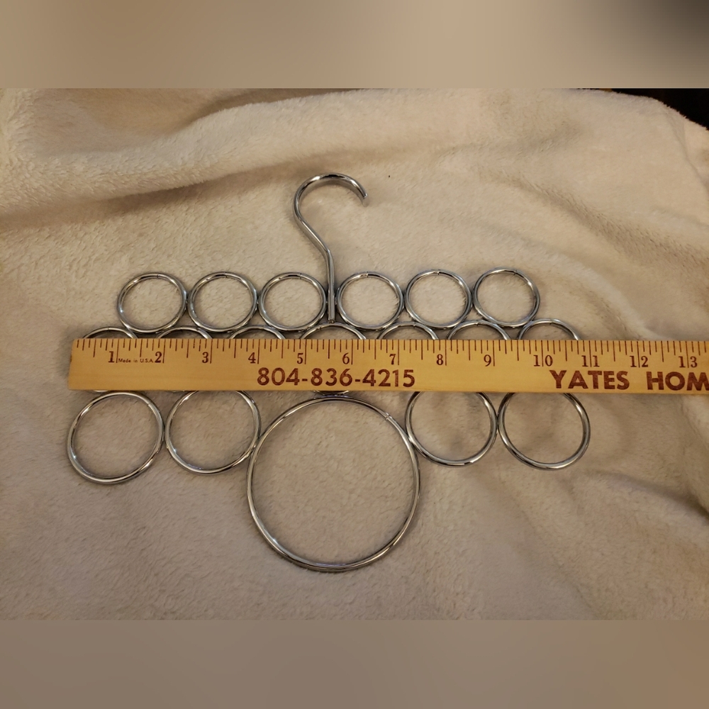 Idesign Metal 18 Loop Scarf, belt and Tie Spacesaver hanger - Picture 3 of 4